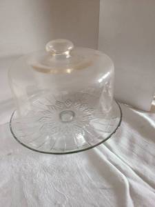 lot 1042 image: Covered cake dish