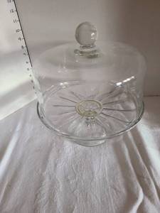 lot 1043 image: Covered cake dish