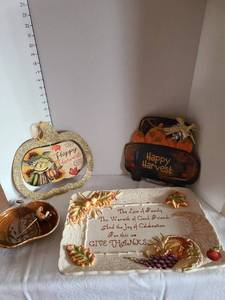 lot 1044 image: Thanksgiving platter and decor