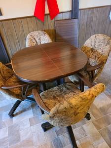 lot 1045 image: Roundish table 40 and 4 chairs, plus 18 leaf. Table top worn on edges.