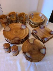 lot 1104 image: Sango Splash stoneware for six and s & p shakers, 32 pieces total