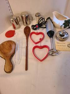 lot 1106 image: Pampered Chef Cut-n-Seal, hand blender, more