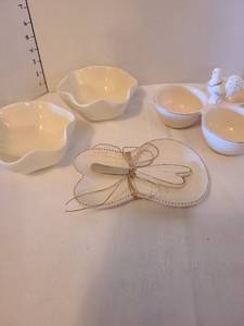 lot 1117 image: Serving pieces