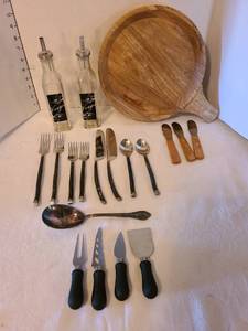 lot 1123 image: 8 pieces unique flatware, serving pieces, more