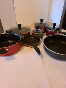 lot 1124 image: WearEver pots and pans, 11 pieces