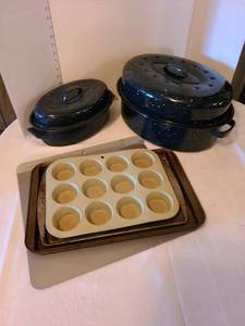 lot 1125 image: Cookware with Bakers Secret air bake cookie sheet