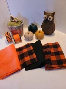 lot 1200 image: Autumn dcor and fabric pieces