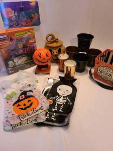 lot 1205 image: Halloween items