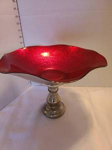 lot 1216 image: Red bowl on silver toned pedestal