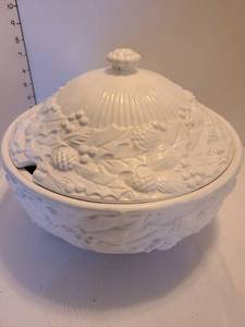 lot 1218 image: Soup tureen
