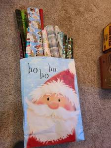lot 1223 image: Large bag of wrapping paper