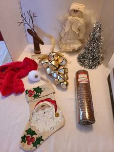 lot 1232 image: Assorted holiday items
