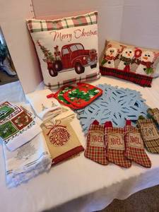 lot 1237 image: Holiday linens and pillows. Small pillow needs a bit of repair.