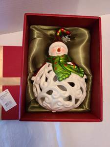lot 1240 image: Porcelain snowman luminary with flameless candle