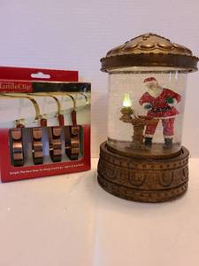 lot 1241 image: Light up snow dcor and 4 mantel clips