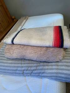 lot 1506 image: Twin blanket and throws