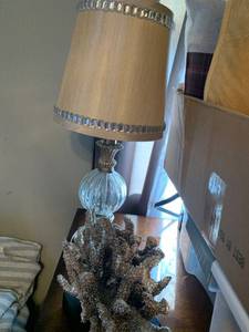 lot 1508 image: Home decor lamp and sculpture