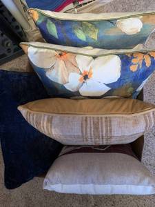 lot 1510 image: Pillows