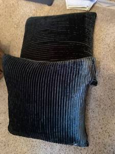 lot 1522 image: Pillows
