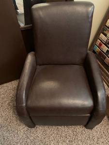 lot 1600 image: Child size recliner