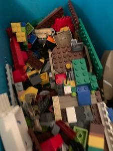 lot 1607 image: Assorted Lego