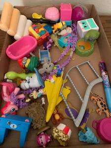 lot 1619 image: Miscellaneous little toys