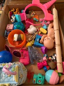 lot 1620 image: Miscellaneous small toys