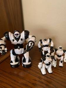 lot 1621 image: Wow we Robosapiens