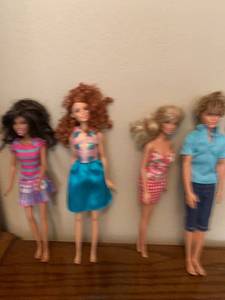 lot 1623 image: Assorted Barbie dolls