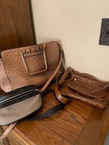 lot 1639 image: Assorted purses