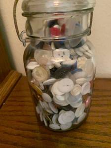 lot 1642 image: Assorted buttons