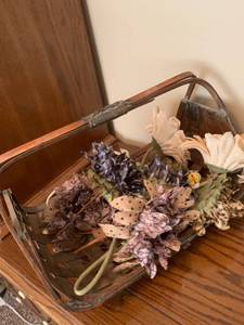 lot 1644 image: Basket of flowers