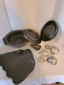 lot 1126 image: Bakeware and decor