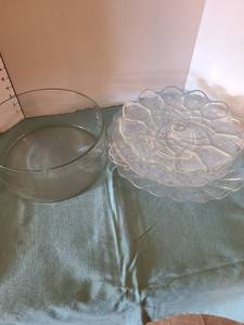 lot 1129 image: Glass salad bowl and platters
