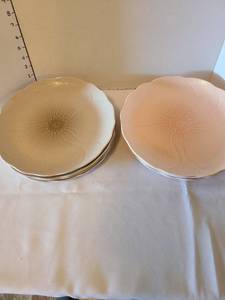 lot 1131 image: Mikasa plates, four blush, four beige