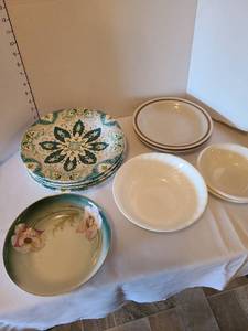 lot 1133 image: Assorted plates and bowls