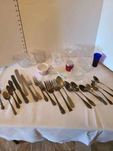 lot 1134 image: Assorted glassware and silver plate