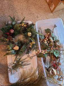 lot 1249 image: Assortment of holiday home dcor in bin with lid