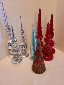 lot 1250 image: Holiday decor, tallest is 17 inches