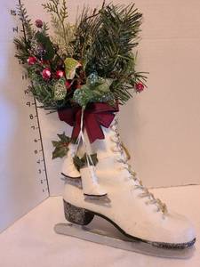 lot 1251 image: Ceramic ice skate decor