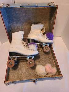 lot 1252 image: Roller skates in case. Possibly size 6