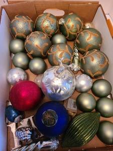 lot 1253 image: Tree ornaments