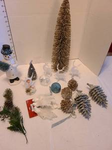 lot 1254 image: Ornaments and more
