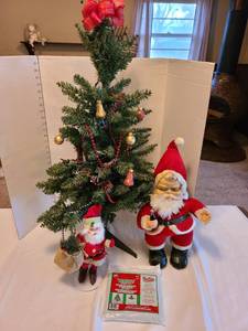 lot 1256 image: Anna Lee Santa, 33 tree, 18 Santa
