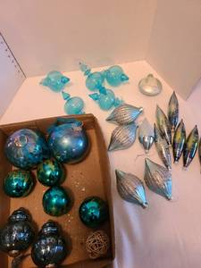 lot 1258 image: Tree ornaments