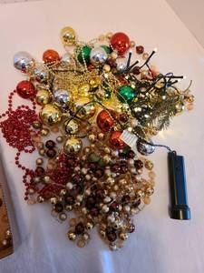 lot 1260 image: Garland ornaments with lights