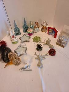 lot 1264 image: Ornaments and dcor