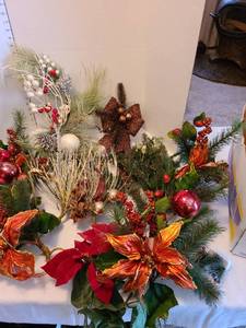 lot 1269 image: Holiday dcor