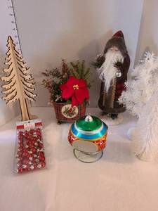 lot 1273 image: Holiday dcor