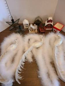 lot 1276 image: Assorted holiday dcor